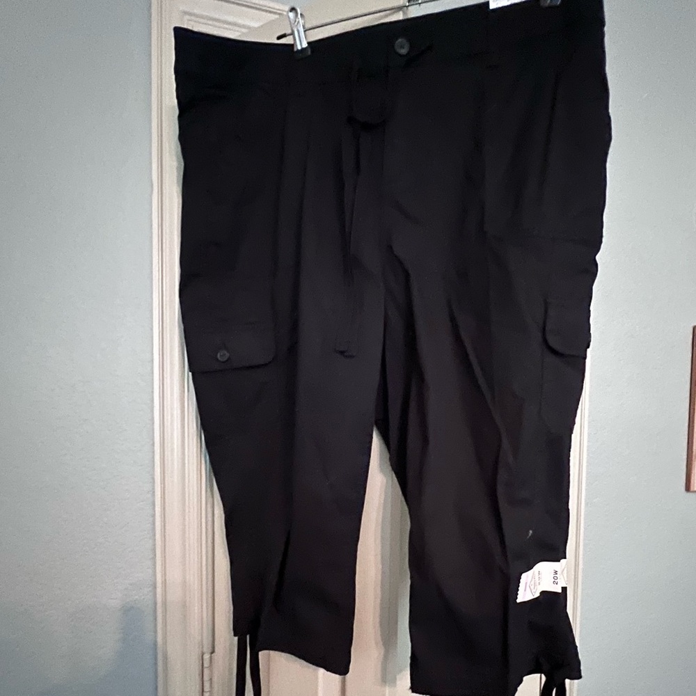 NWT. 20w. Black. Capri. St John’s Bay.